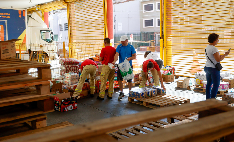 Bombeiros seguem recebendo doações para vítimas do RS e renovam equipe de salvamento