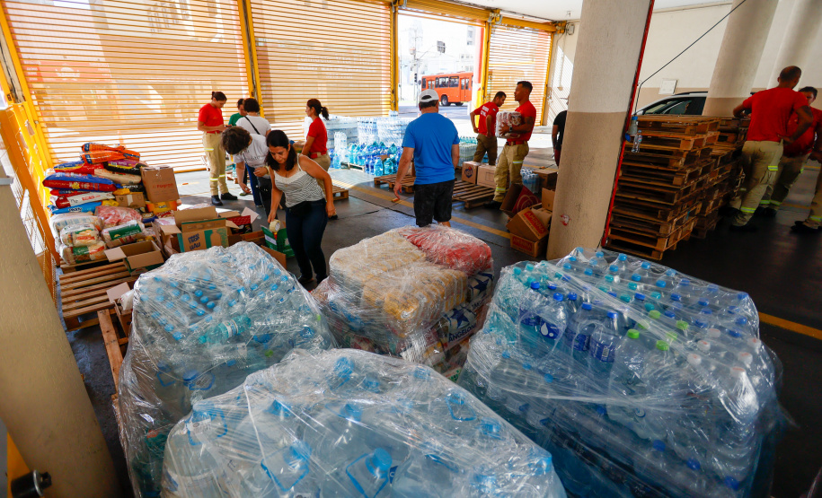 Bombeiros seguem recebendo doações para vítimas do RS e renovam equipe de salvamento