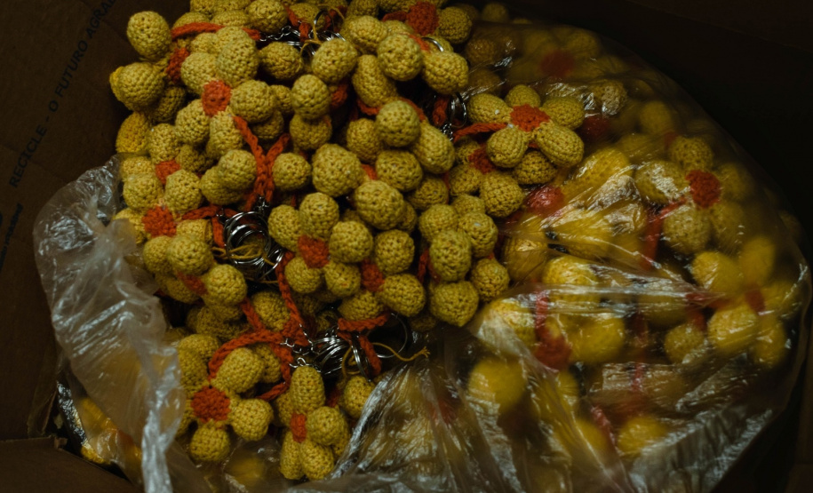 Apenados produzem flores de crochê para campanha de combate ao abuso e exploração sexual de crianças e adolescentes