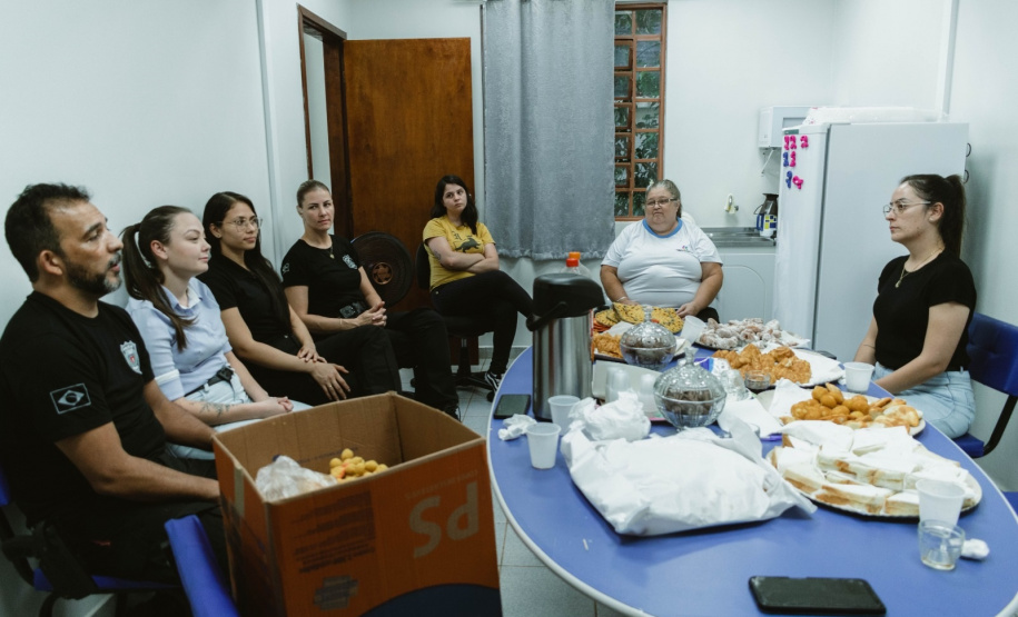 Apenados produzem flores de crochê para campanha de combate ao abuso e exploração sexual de crianças e adolescentes