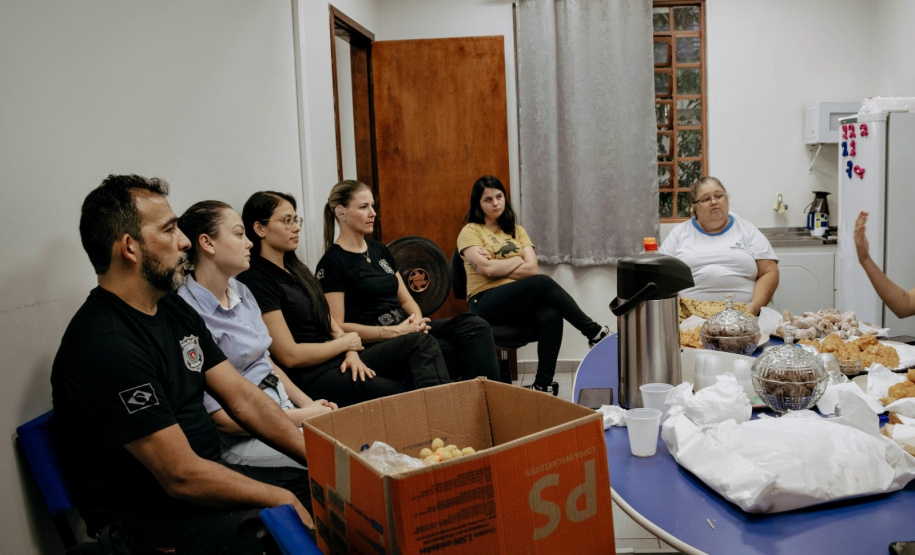 Apenados produzem flores de crochê para campanha de combate ao abuso e exploração sexual de crianças e adolescentes