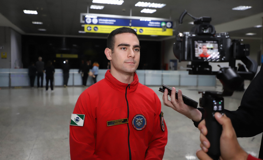 Cães e bombeiros do Paraná embarcam para o RS para ajudar em buscas por vítimas