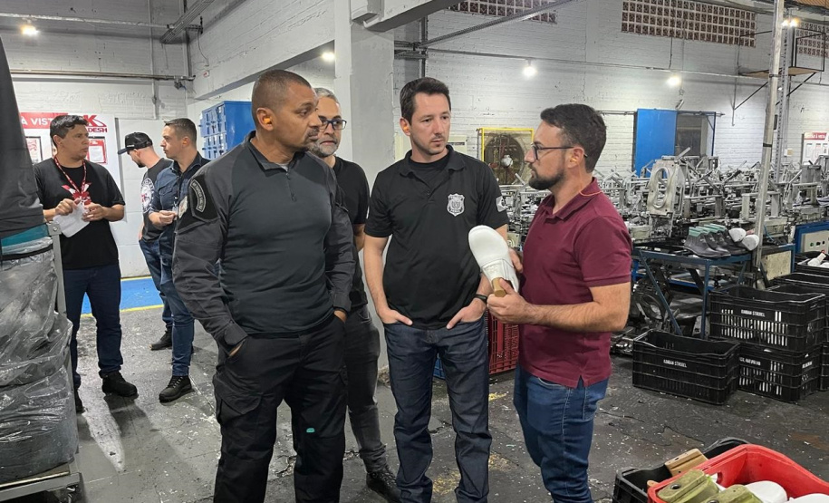 Policiais penais conhecem fase final da fabricação de coturnos e sapatos que inicia com mão de obra de apenados