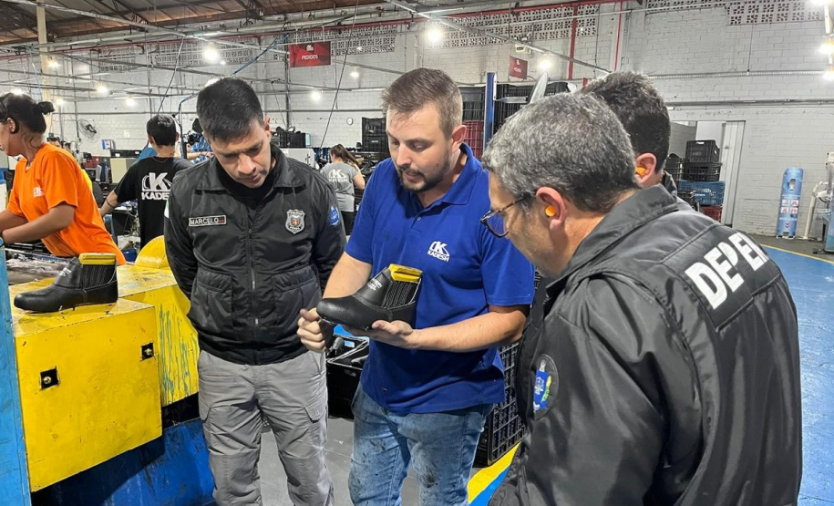 Policiais penais conhecem fase final da fabricação de coturnos e sapatos que inicia com mão de obra de apenados