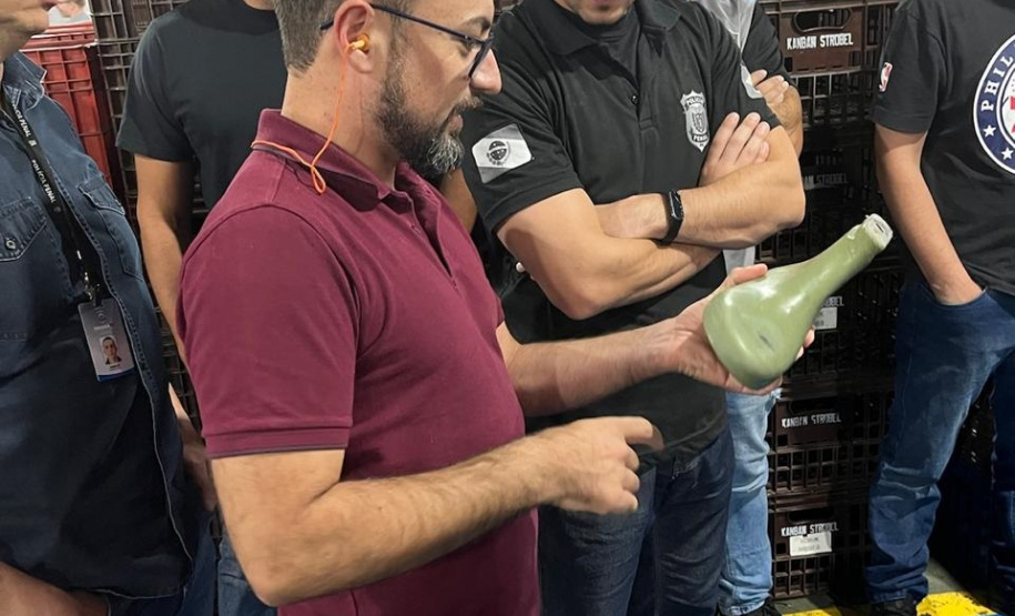 Policiais penais conhecem fase final da fabricação de coturnos e sapatos que inicia com mão de obra de apenados