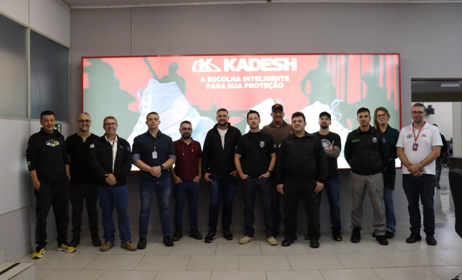 Policiais penais conhecem fase final da fabricação de coturnos e sapatos que inicia com mão de obra de apenados