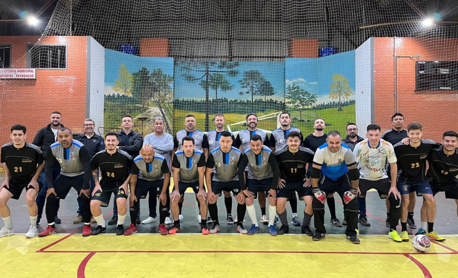 Policiais penais conhecem fase final da fabricação de coturnos e sapatos que inicia com mão de obra de apenados