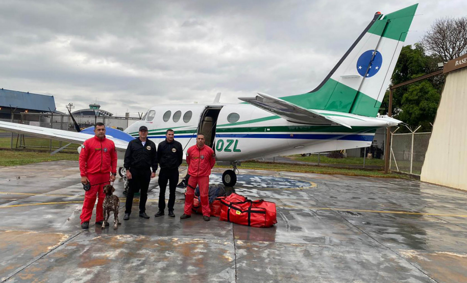 Cães e bombeiros do Paraná embarcam para o RS para ajudar em buscas por vítimas
