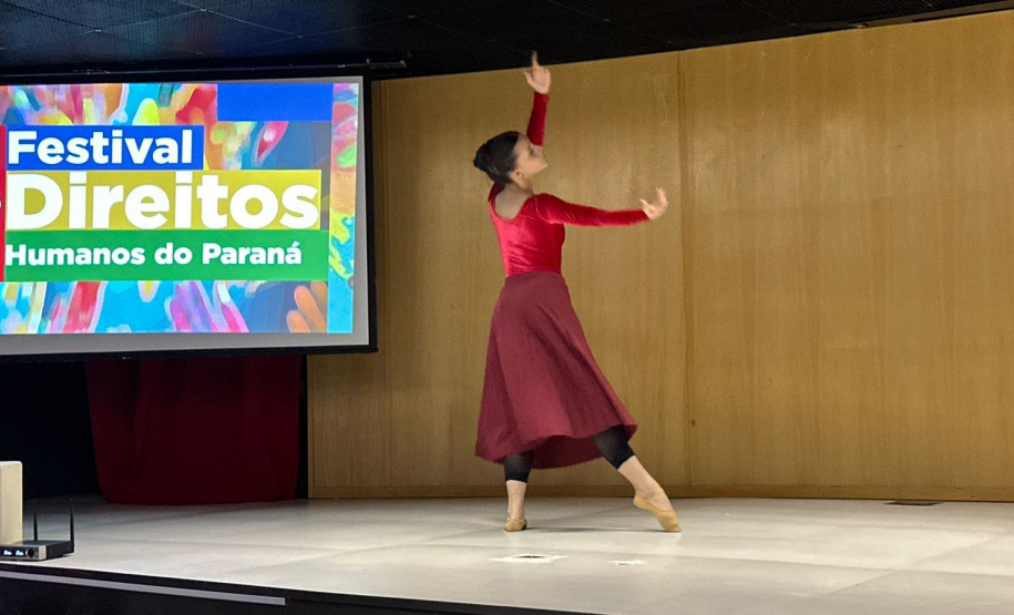 Policial penal Marilu da Costa recebe homenagem por seu trabalho em prol dos direitos humanos no sistema prisional do Paraná