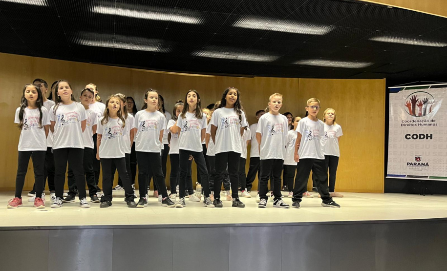 Policial penal Marilu da Costa recebe homenagem por seu trabalho em prol dos direitos humanos no sistema prisional do Paraná