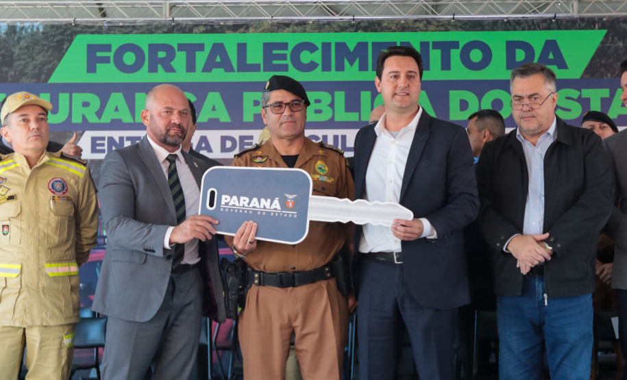 Governador entrega 39 veículos e libera R$ 117 milhões para helicópteros e blindados da PM