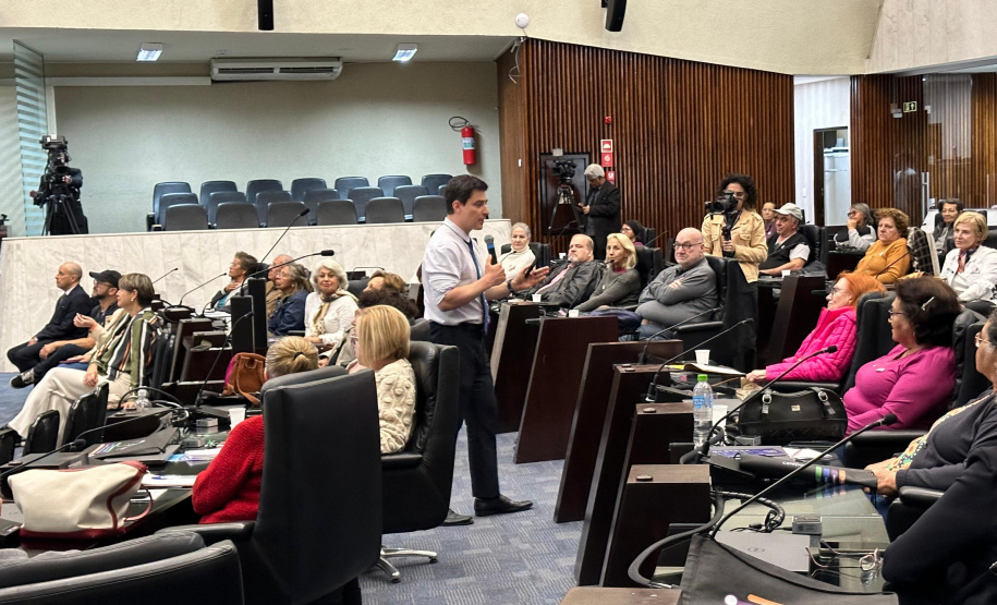 PCPR e Celepar ministram curso para 50 idosos sobre o uso seguro e consciente da internet