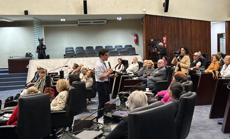 PCPR e Celepar ministram curso para 50 idosos sobre o uso seguro e consciente da internet