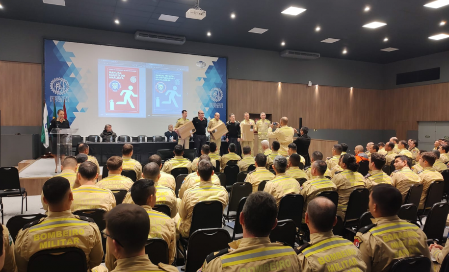 Corpo de Bombeiros promove capacitação sobre técnicas de combate a incêndios