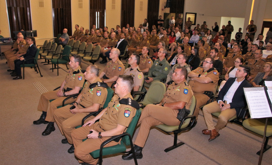 Solenidade de formatura do 2º Curso de Especialização em Planejamento e Projetos - Categoria Oficiais (2024) aconteceu na tarde desta sexta-feira (14), no auditório da Secretaria de Estado da Segurança Pública, em Curitiba. A turma, composta por trinta alunos, recebeu o nome de “PMPR 170 anos”. Promovido pela Polícia Militar do Paraná (PMPR), o Curso de Planejamento e Projetos (CPPROJ) tem como objetivo especializar e qualificar policiais militares na proposição e execução de projetos na área de segurança p
