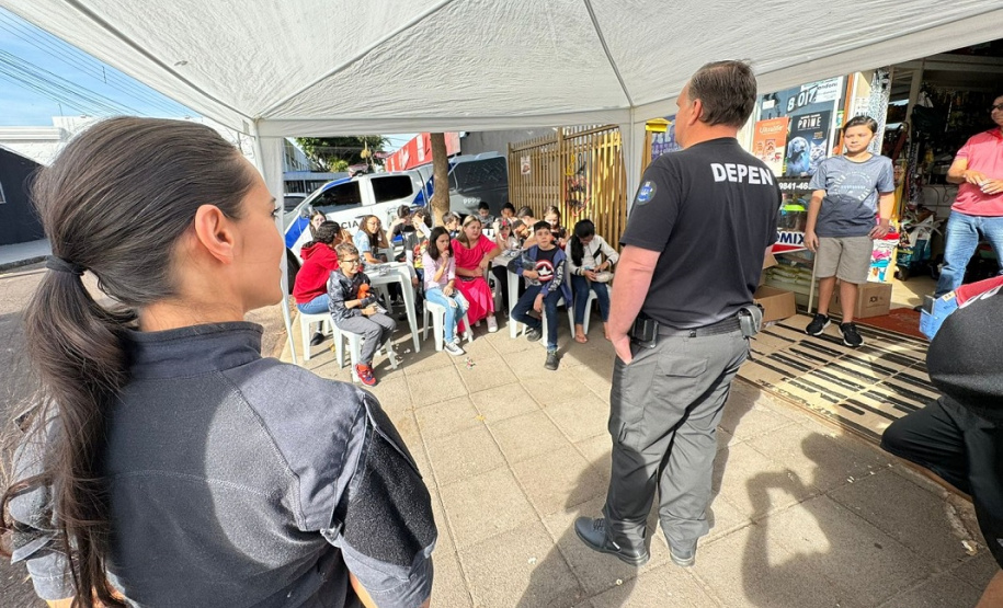 Polícia Penal arrecada 290 kg de ração para cães abandonados em ação solidária, em Cascavel
