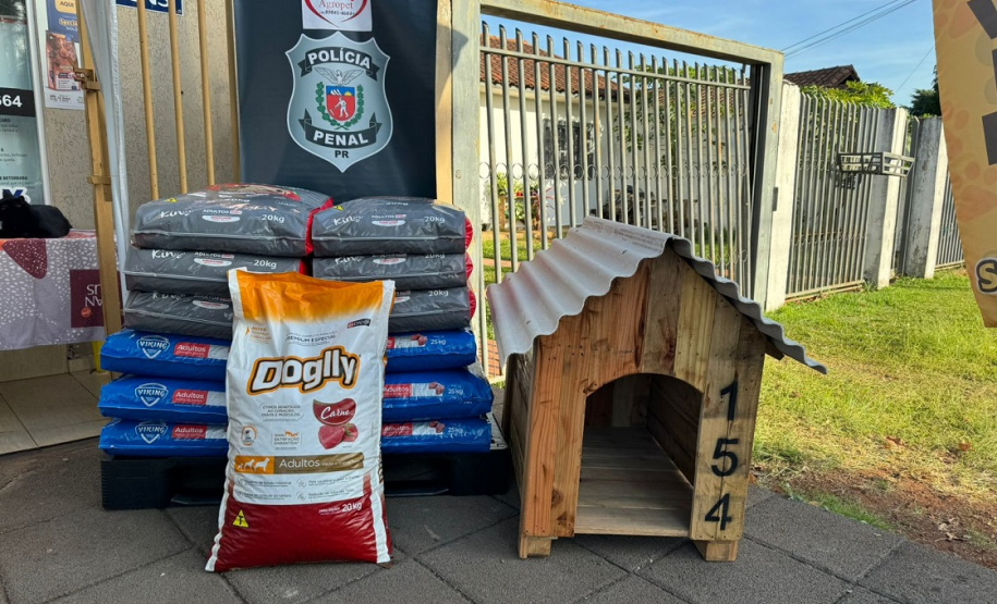 Polícia Penal arrecada 290 kg de ração para cães abandonados em ação solidária, em Cascavel