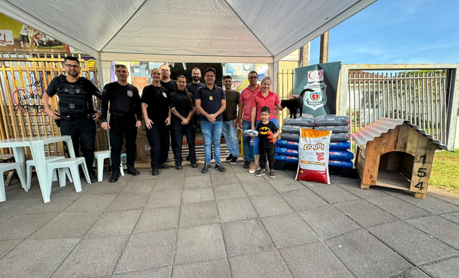 Polícia Penal arrecada 290 kg de ração para cães abandonados em ação solidária, em Cascavel