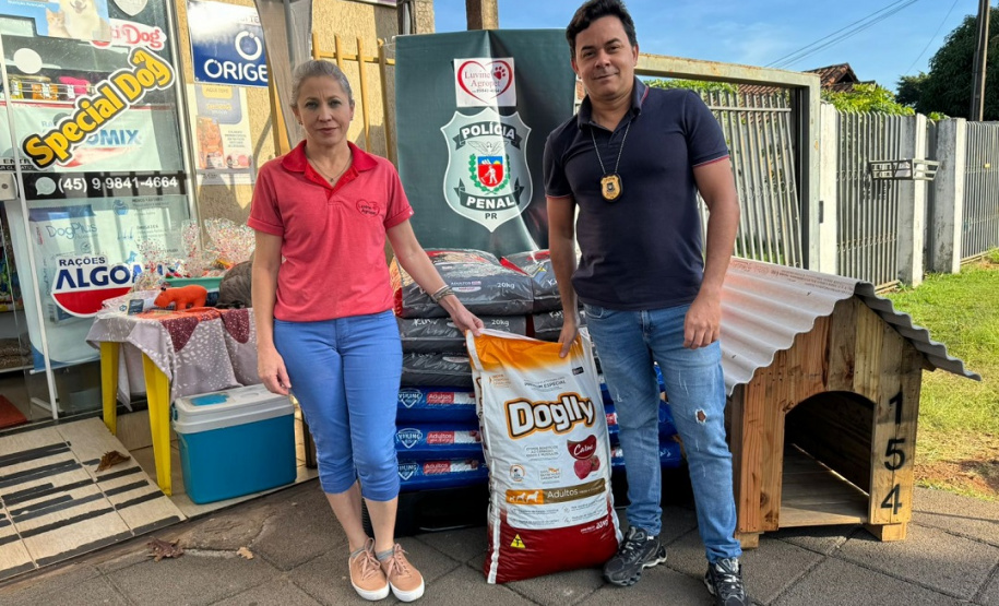 Polícia Penal arrecada 290 kg de ração para cães abandonados em ação solidária, em Cascavel