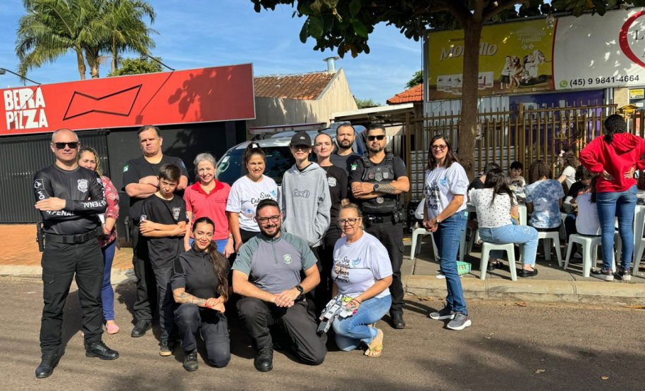 Polícia Penal arrecada 290 kg de ração para cães abandonados em ação solidária, em Cascavel
