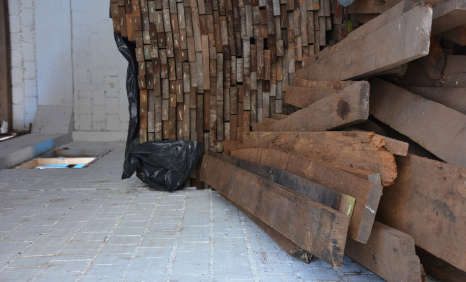 Presos transformam madeira apreendida em piso para o Corpo de Bombeiros