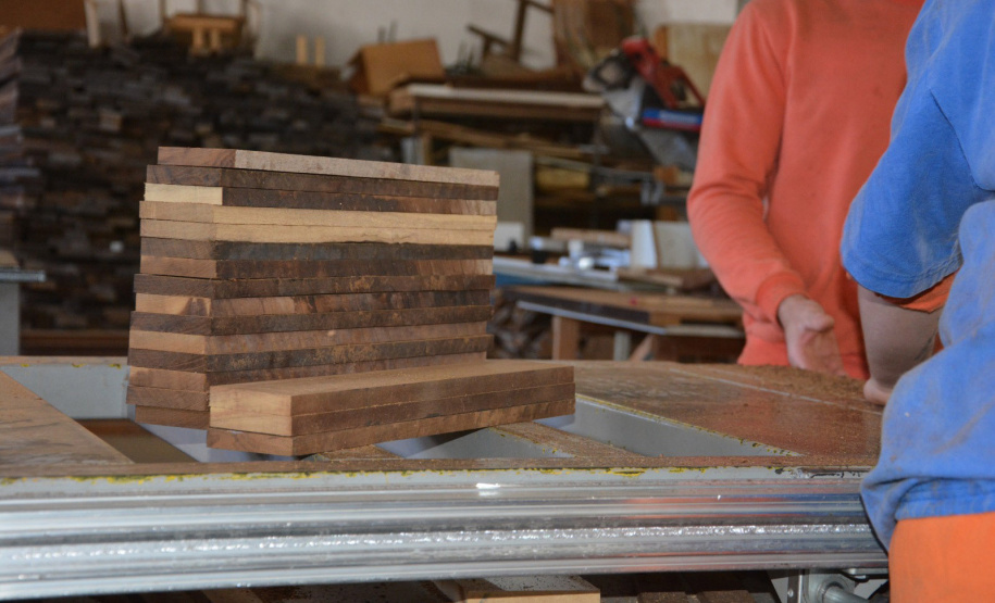 Presos transformam madeira apreendida em piso para o Corpo de Bombeiros