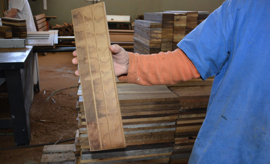 Presos transformam madeira apreendida em piso para o Corpo de Bombeiros