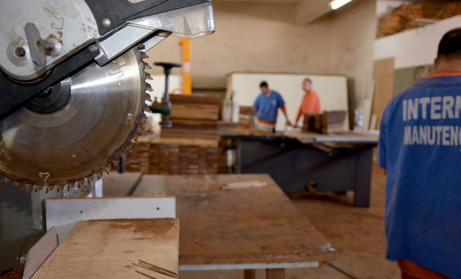 Presos transformam madeira apreendida em piso para o Corpo de Bombeiros