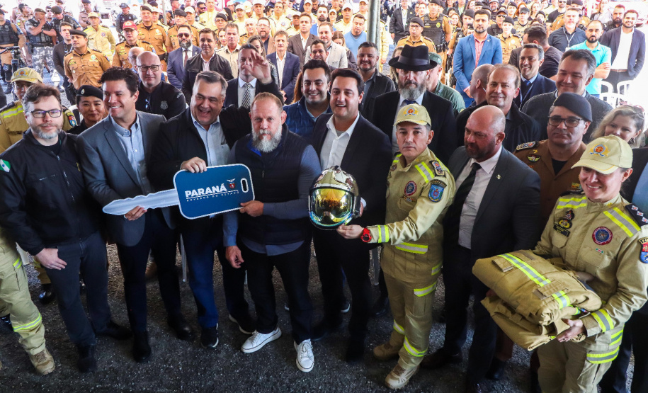 Governador entrega 39 veículos e libera R$ 117 milhões para helicópteros e blindados da PM