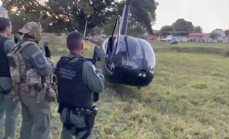 Perseguição de helicóptero: Falcão da PM ajuda PF a interceptar aeronave com 243 kg de cocaína