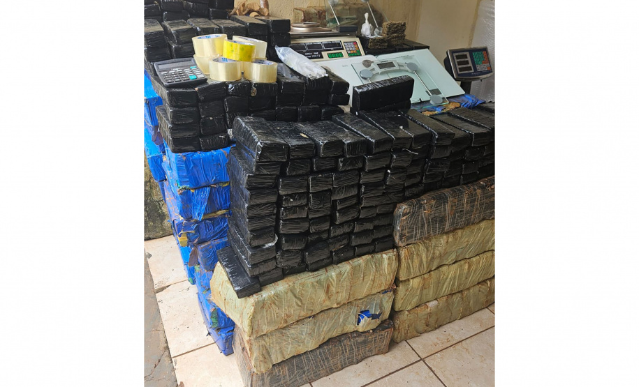 Com apoio do Falcão, PMPR apreende 1,2 tonelada de maconha em Cascavel