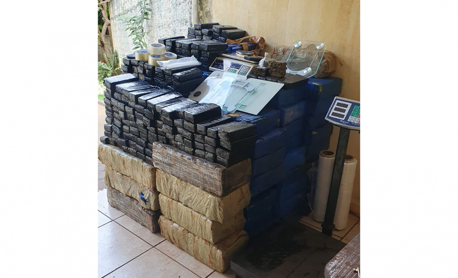 Com apoio do Falcão, PMPR apreende 1,2 tonelada de maconha em Cascavel