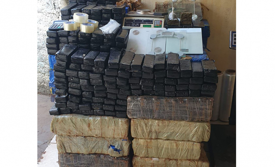 Com apoio do Falcão, PMPR apreende 1,2 tonelada de maconha em Cascavel