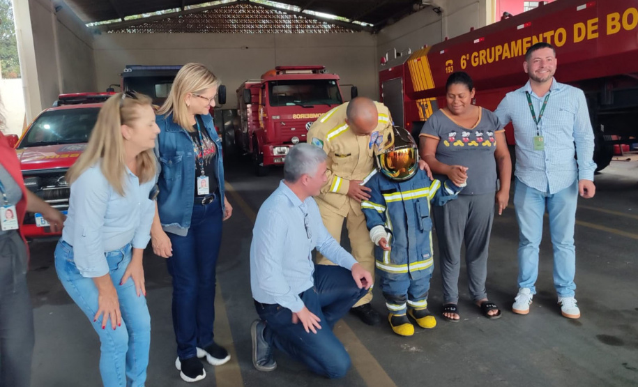 Com seus heróis, menino comemora 7 anos no Corpo d
