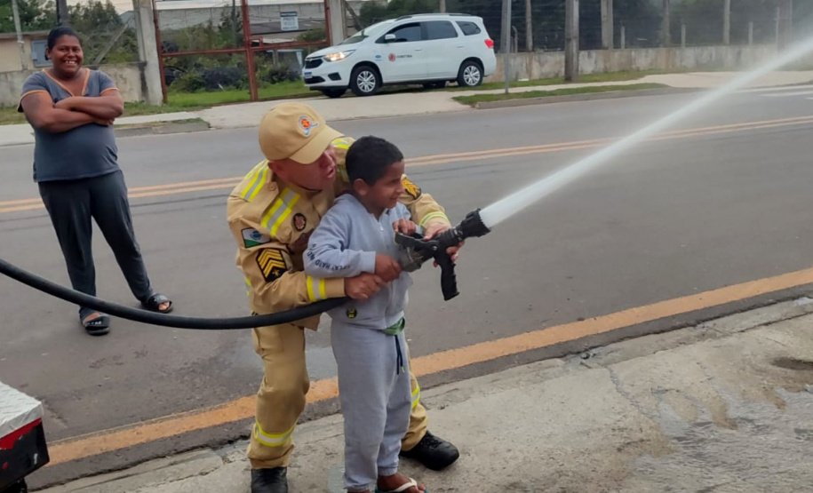 Com seus heróis, menino comemora 7 anos no Corpo d