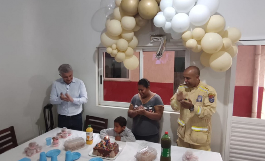 Com seus heróis, menino comemora 7 anos no Corpo d