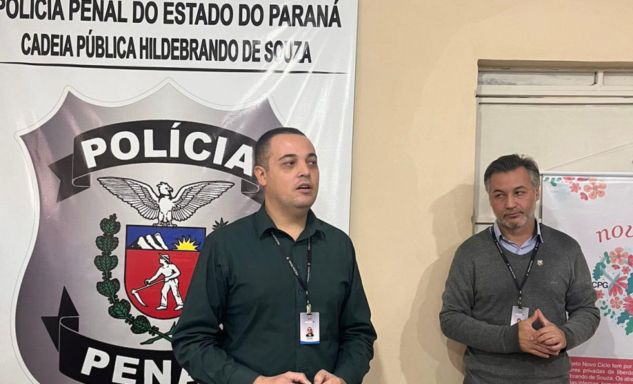 A Polícia Penal do Paraná (PPPR), em parceria com o Conselho da Comunidade e a Universidade Estadual de Ponta Grossa (UEPG), inaugurou nesta quarta-feira (26) uma fábrica de absorventes na Cadeia Pública Hildebrando de Souza, em Ponta Grossa, nos Campos Geraios. O projeto visa garantir este item de higiene a todas as mulheres privadas de liberdade no Estado.  Quatro apenadas receberam qualificação profissional para atuarem no setor de trabalho da nova fábrica produzindo os materiais absorventes. As mulheres
