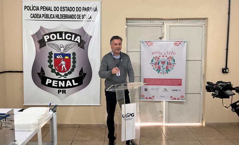 A Polícia Penal do Paraná (PPPR), em parceria com o Conselho da Comunidade e a Universidade Estadual de Ponta Grossa (UEPG), inaugurou nesta quarta-feira (26) uma fábrica de absorventes na Cadeia Pública Hildebrando de Souza, em Ponta Grossa, nos Campos Geraios. O projeto visa garantir este item de higiene a todas as mulheres privadas de liberdade no Estado.  Quatro apenadas receberam qualificação profissional para atuarem no setor de trabalho da nova fábrica produzindo os materiais absorventes. As mulheres