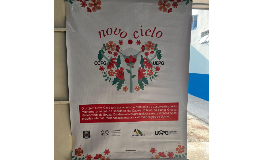 A Polícia Penal do Paraná (PPPR), em parceria com o Conselho da Comunidade e a Universidade Estadual de Ponta Grossa (UEPG), inaugurou nesta quarta-feira (26) uma fábrica de absorventes na Cadeia Pública Hildebrando de Souza, em Ponta Grossa, nos Campos Geraios. O projeto visa garantir este item de higiene a todas as mulheres privadas de liberdade no Estado.  Quatro apenadas receberam qualificação profissional para atuarem no setor de trabalho da nova fábrica produzindo os materiais absorventes. As mulheres