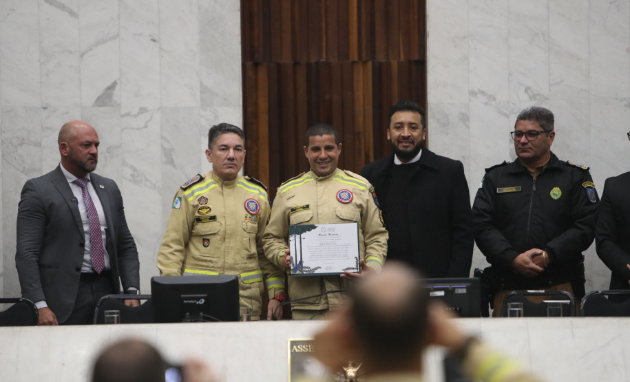 Forças de segurança que atuaram no Rio Grande do Sul são homenageadas na Alep