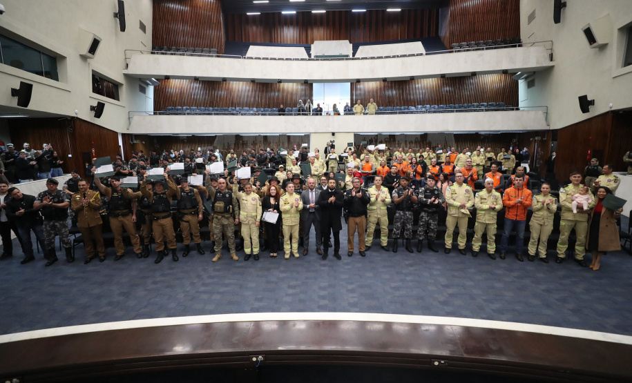 Forças de segurança que atuaram no Rio Grande do Sul são homenageadas na Alep
