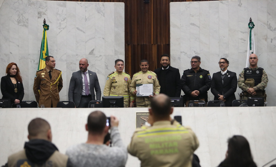 Forças de segurança que atuaram no Rio Grande do Sul são homenageadas na Alep