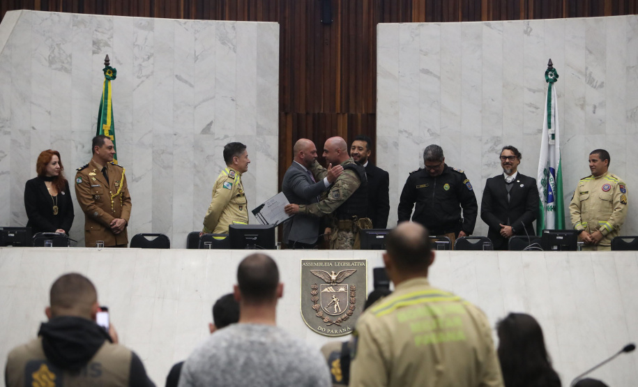 Forças de segurança que atuaram no Rio Grande do Sul são homenageadas na Alep