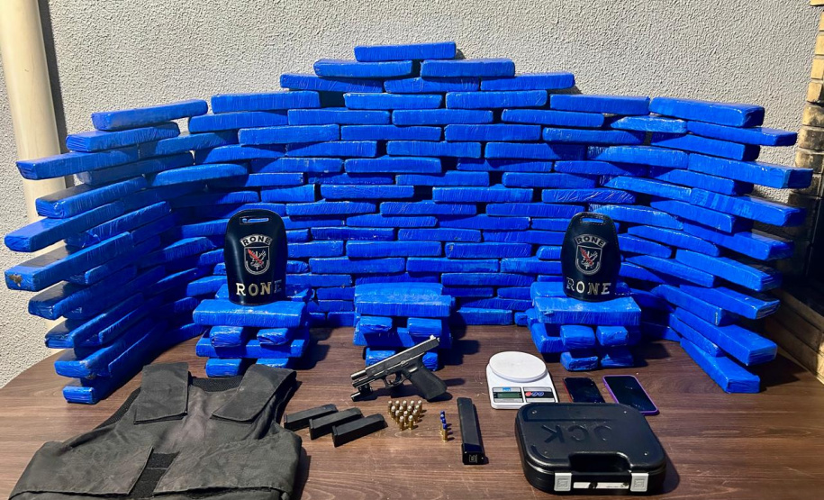 PMPR apreende quase 100kg de maconha, colete balístico e arma com munição em Campo Largo