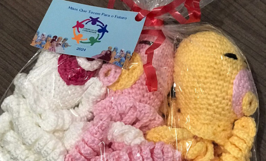 Crianças em UTI recebem artesanato em crochê feito por mulheres privadas de liberdade