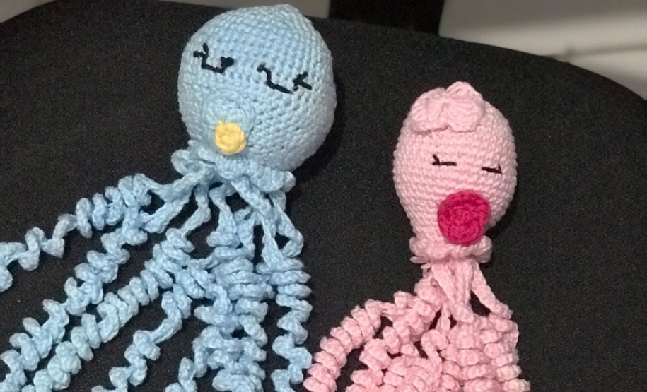 Crianças em UTI recebem artesanato em crochê feito por mulheres privadas de liberdade