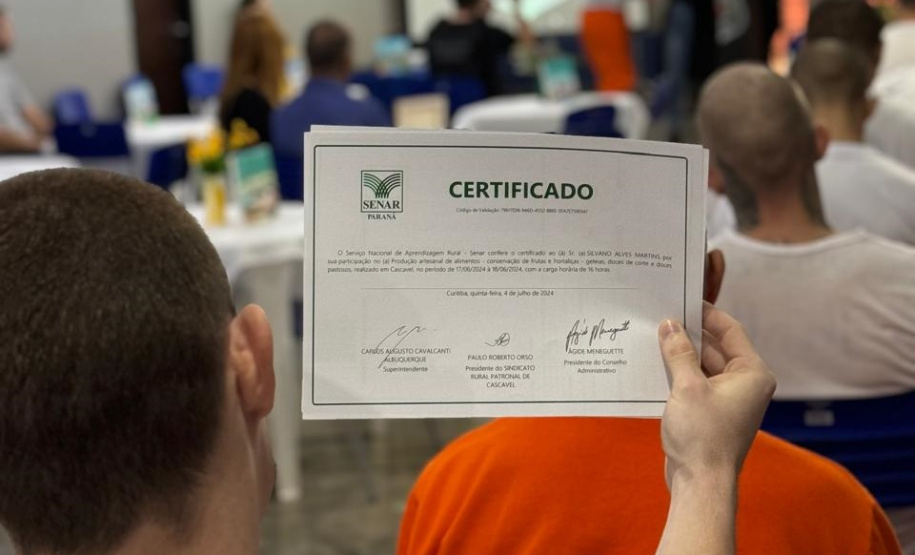 Cerimônia de formatura certifica 21 pessoas privadas de liberdade em cursos de qualificação, em Cascavel