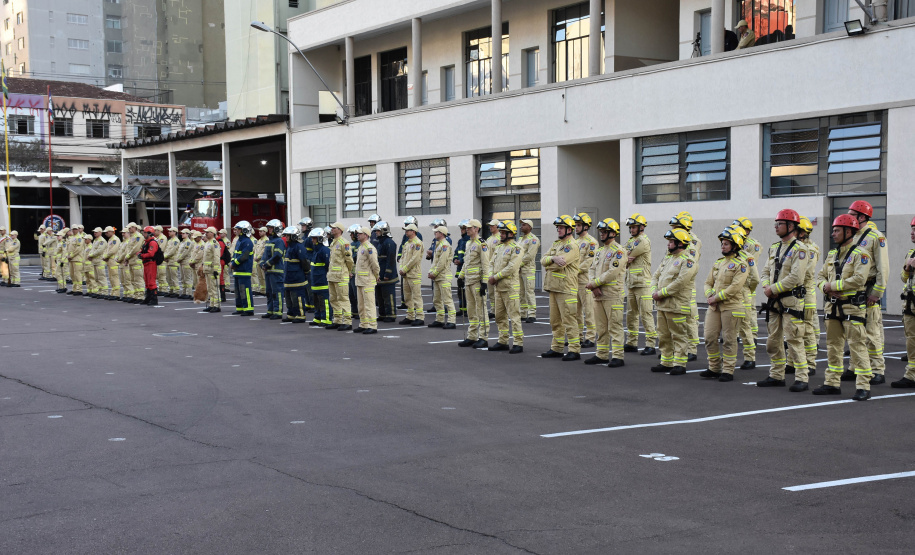 Apoio do CBMPR a outros estados é destaque no Dia do Bombeiro