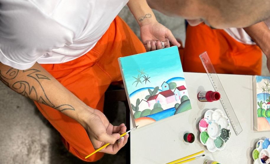 Curso de pintura em tela proporciona conhecimento e resgate social em Penitenciária Industrial de Cascavel