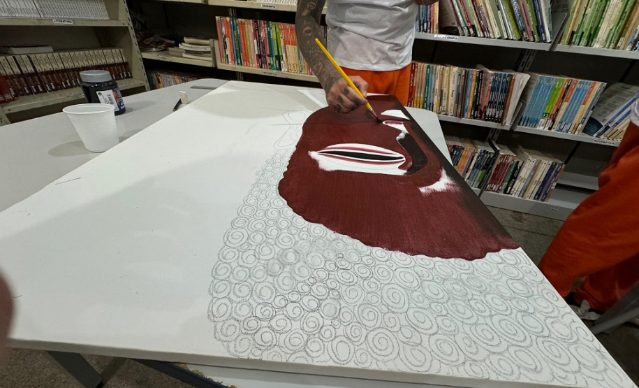 Curso de pintura em tela proporciona conhecimento e resgate social em Penitenciária Industrial de Cascavel